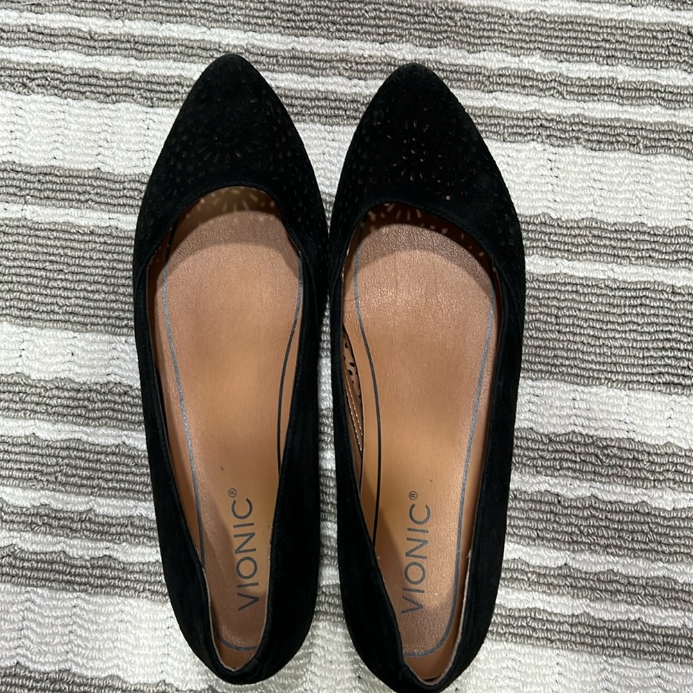 Black cutout Vionic  flats